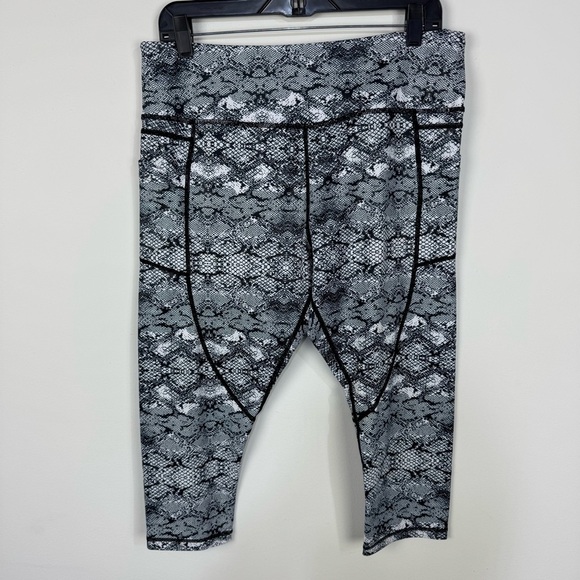 Zyia Black & White Reptile Animal Print Cropped Leggings workout running yoga - Picture 1 of 4
